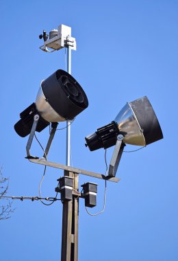 Yüksek bir direk üzerinde reflektörler