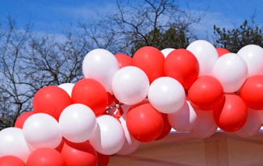 Kırmızı ve beyaz Parti balonları