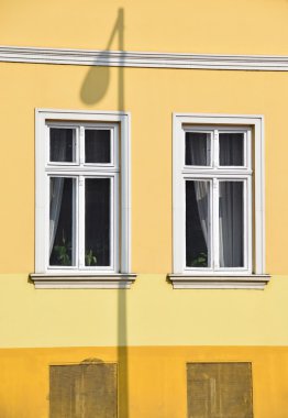 Eski bir binanın pencereleri