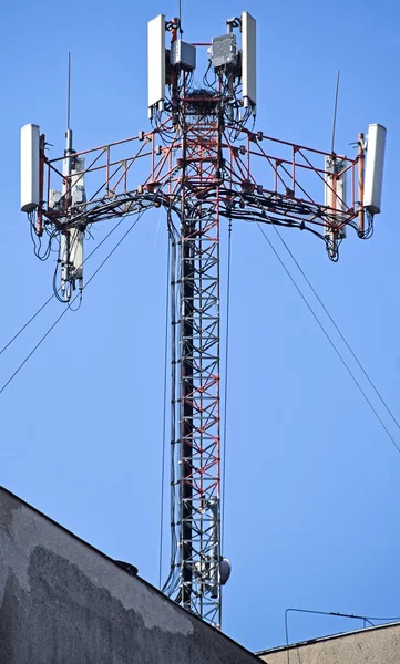 Antenas no topo de um edifício — Fotografia de Stock