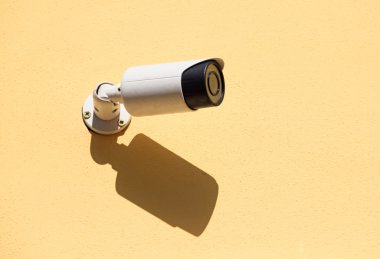 Duvardaki güvenlik kamerası.