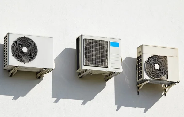 Légkondicionáló berendezések a falon — Stock Fotó