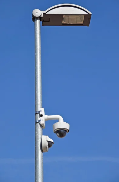 Veřejné osvětlení a bezpečnostní kamera — Stock fotografie
