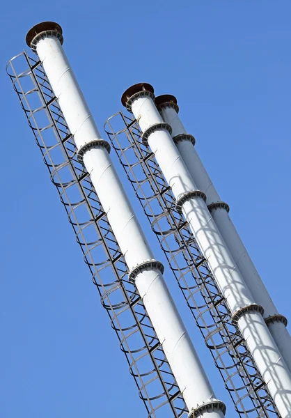 Metall skorstenar av en fabrik — Stockfoto