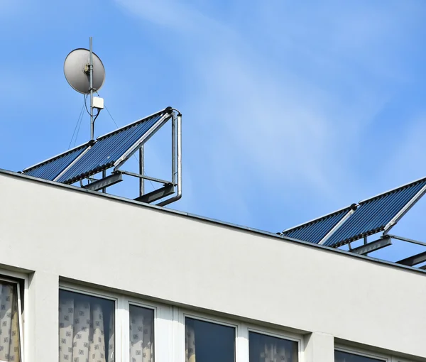 Солнечные панели на крыше здания — стоковое фото