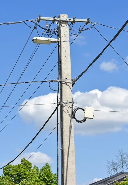Elektřina pylon s pouliční lampy — Stock fotografie