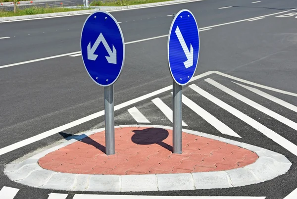 Flecha señales de tráfico en el cruce de carreteras —  Fotos de Stock