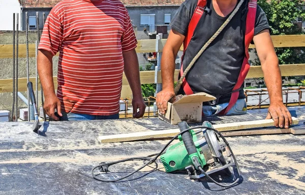 Byggnadsarbetare i arbetet — Stockfoto
