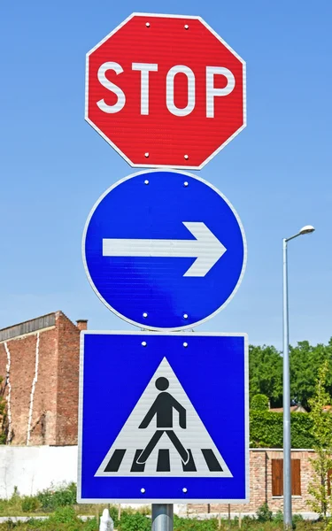 Stopbord op de voetgangersoversteekplaats — Stockfoto