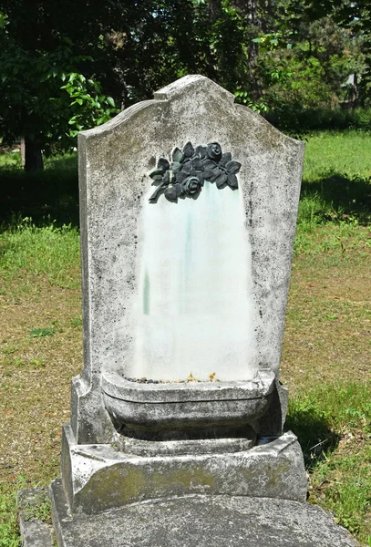 Alter Grabstein auf dem öffentlichen Friedhof — Stockfoto
