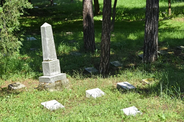 Pedras tumulares no cemitério público — Fotografia de Stock