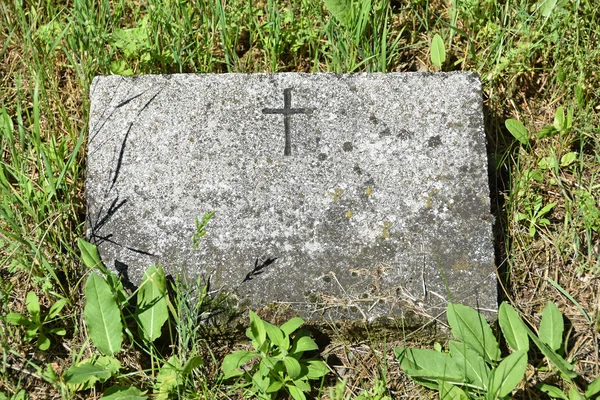 Старое надгробие на общественном кладбище — стоковое фото