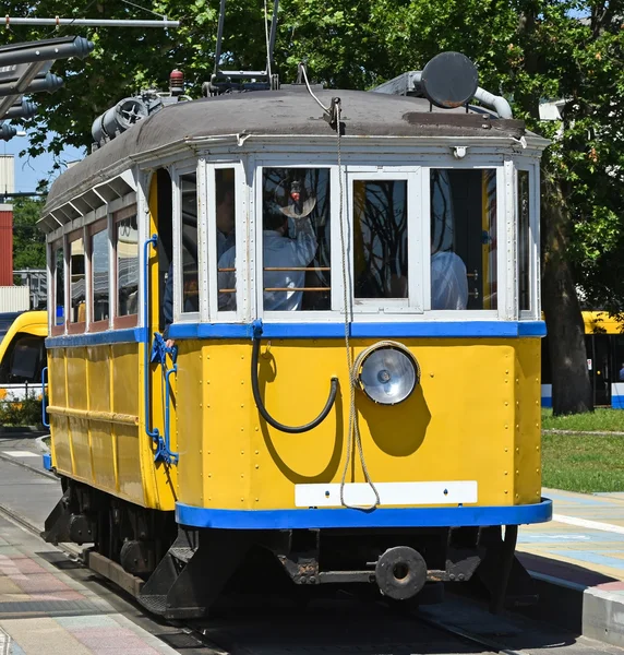 Alte gelbe Straßenbahn — Stockfoto