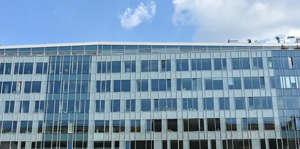 Edificio per uffici in città — Foto Stock