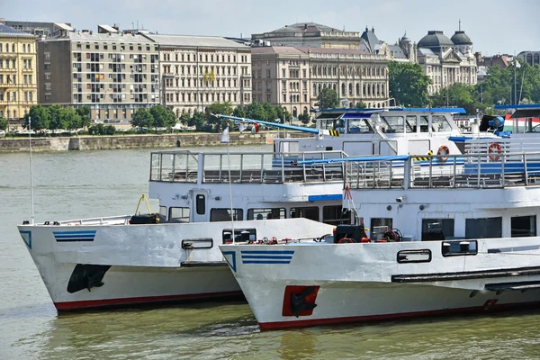 Turist levereras på floden Donau — Stockfoto