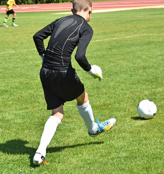 Молодой вратарь бросает мяч. — стоковое фото