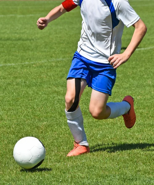 Jeune enfant avec un ballon de football — Photo