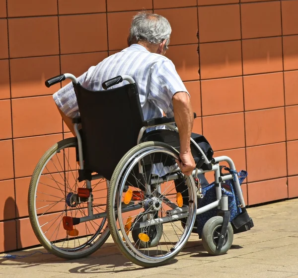 Alter Mann im Rollstuhl — Stockfoto