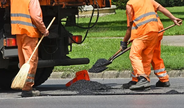 Mannen werken aan de wegenbouw. — Stockfoto