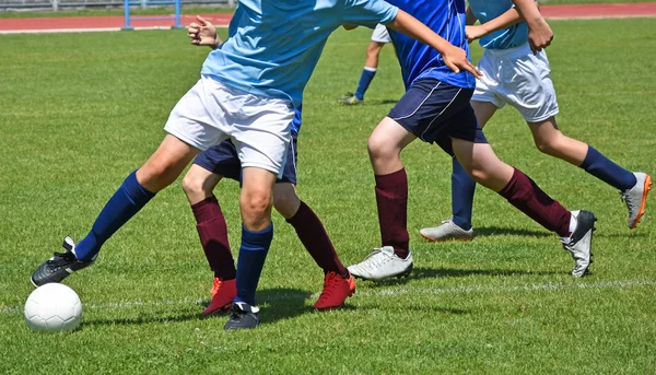 Futbol oynayan genç çocuklar — Stok fotoğraf