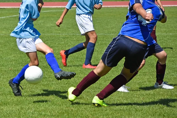 Les enfants jouent au football — Photo