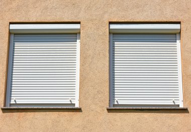 Windows ve panjurlar, bir bina
