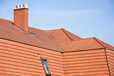 Çatı kiremitleri ve duman bir bina yığını