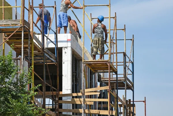 Trabalhadores da construção civil no trabalho — Fotografia de Stock