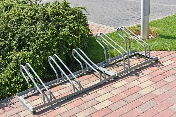 Almacenamiento de bicicletas en el estacionamiento — Foto de Stock