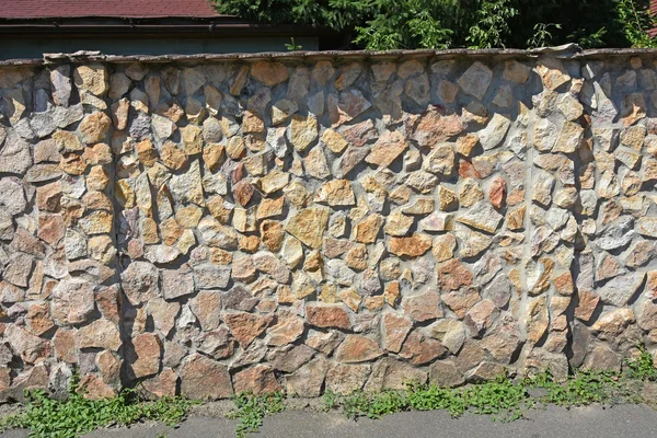 Stenen muur en hek — Stockfoto