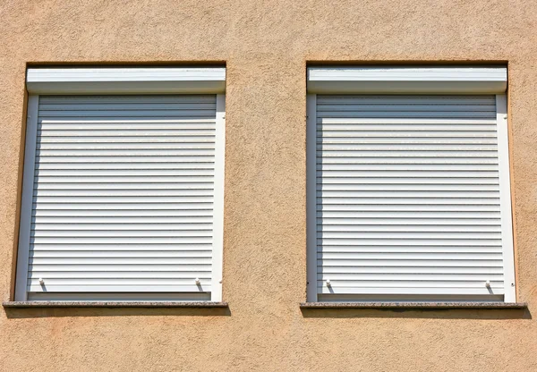 Janelas e persianas de um edifício — Fotografia de Stock