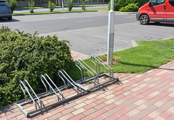 Almacenamiento de bicicletas en el estacionamiento — Foto de Stock