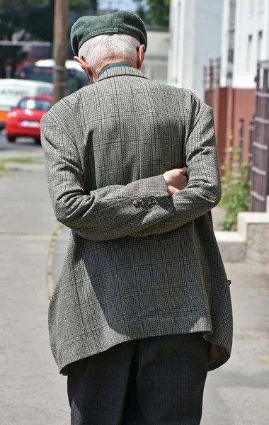 Old man walks on the street — Stock Photo, Image