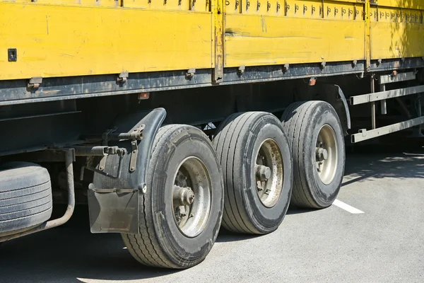 Banden van een vrachtwagen — Stockfoto