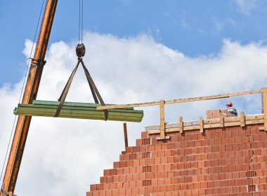 İnşaat alanında vinç çalışır