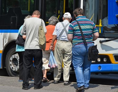 İnsanlar içeri girmek için otobüs