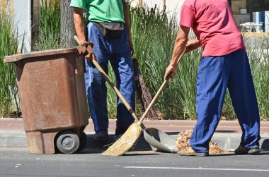 İş yerinde sokak süpürgeleri