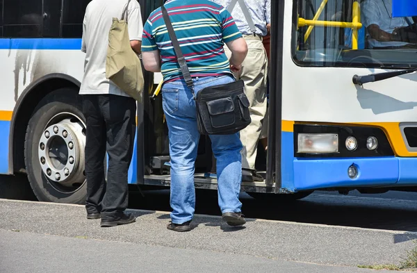 Люди садятся в автобус — стоковое фото