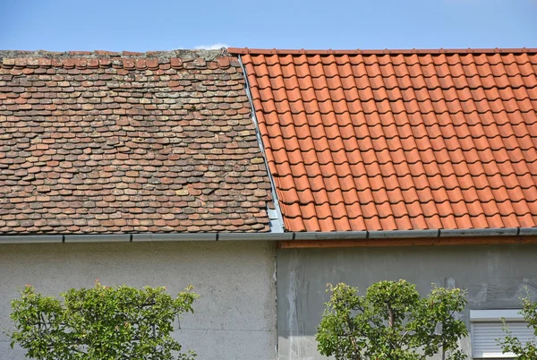 Eski ve yeni çatı kiremitleri — Stok fotoğraf