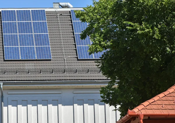 Pannelli solari a energia verde sul tetto — Foto Stock