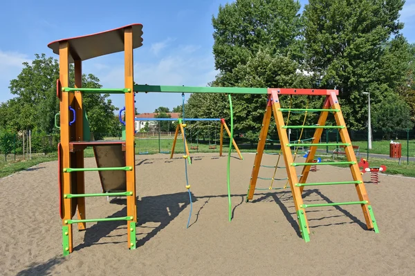 Jungle gym op de speelplaats — Stockfoto