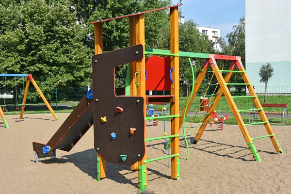 Jungle gym op de speelplaats — Stockfoto