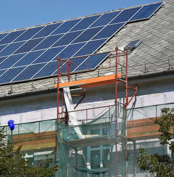 Çatıdaki güneş panelleri — Stok fotoğraf