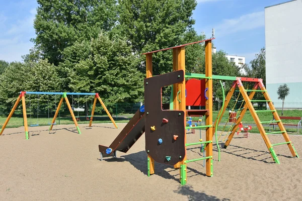 Ginásio na selva e balanço no parque infantil — Fotografia de Stock