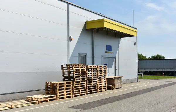 Loading area of a warehouse building — Stock Photo, Image