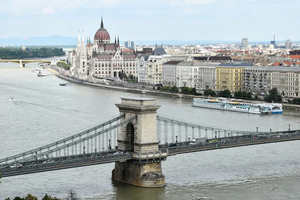 Chain Bridge och parlamentets byggnad, Budapest — Stockfoto