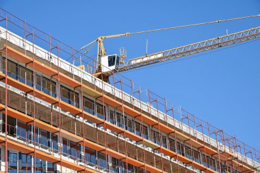 İnşaat alanında bir vinç var.