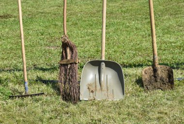 Süpürge ve komisyon kürek