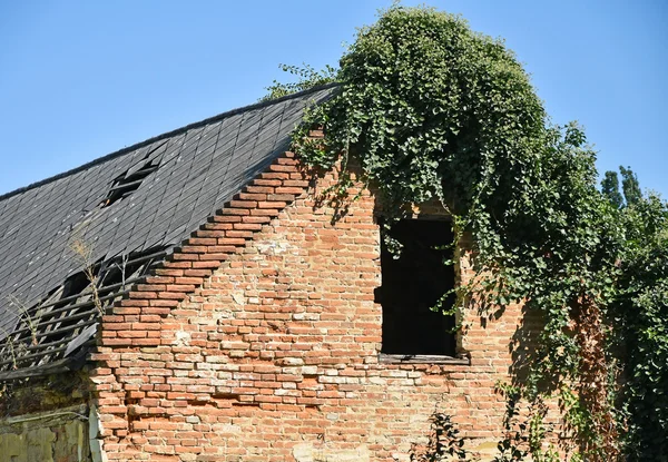 Muro e tetto della vecchia casa rovinati — Foto Stock