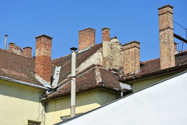 Rauchschwaden auf den Dächern — Stockfoto